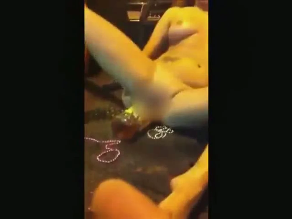 Tânăra a făcut sex cu o sticlă în public