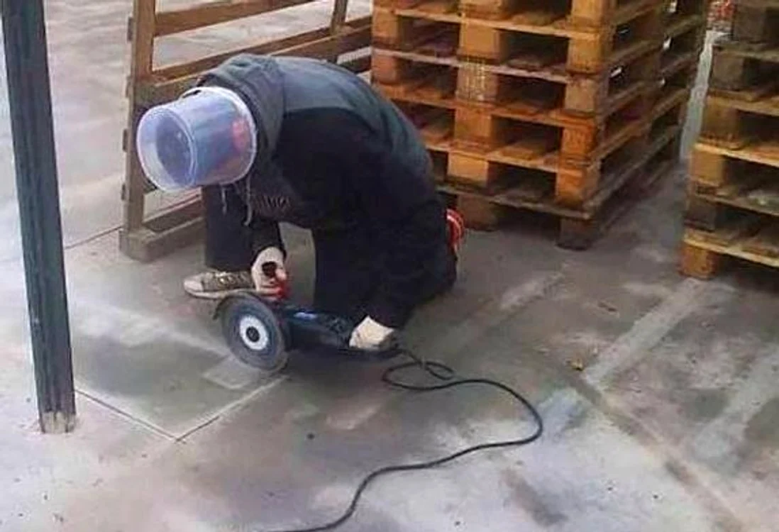 7. Ce fraier e tipul dinainte! Nu punga te protejează, ci găleata din plastic