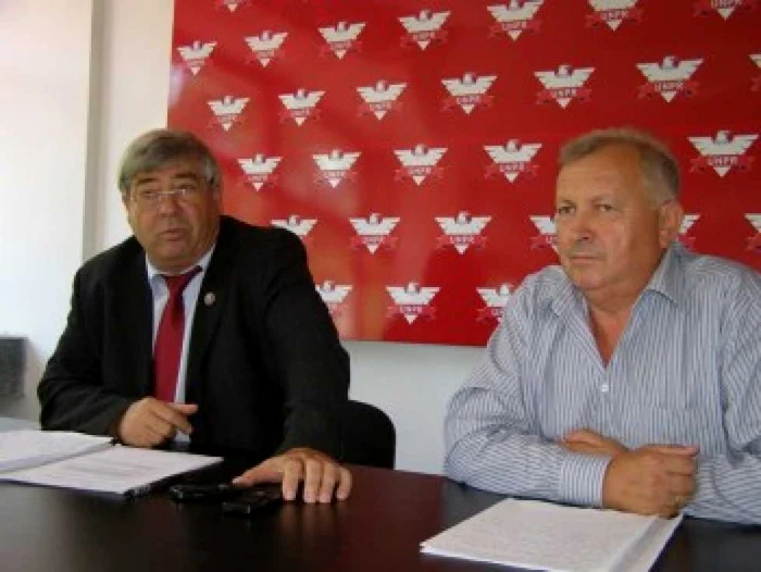 Deputatul Nicolae Stan, zis "Bulă" (stg.),a schimbat două partide în nici două luni