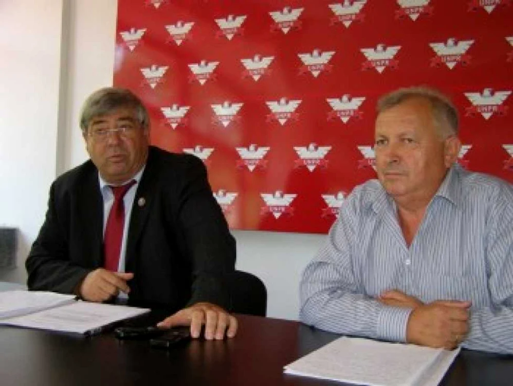 Deputatul Nicolae Stan, zis "Bulă" (stg.),a schimbat două partide în nici două luni