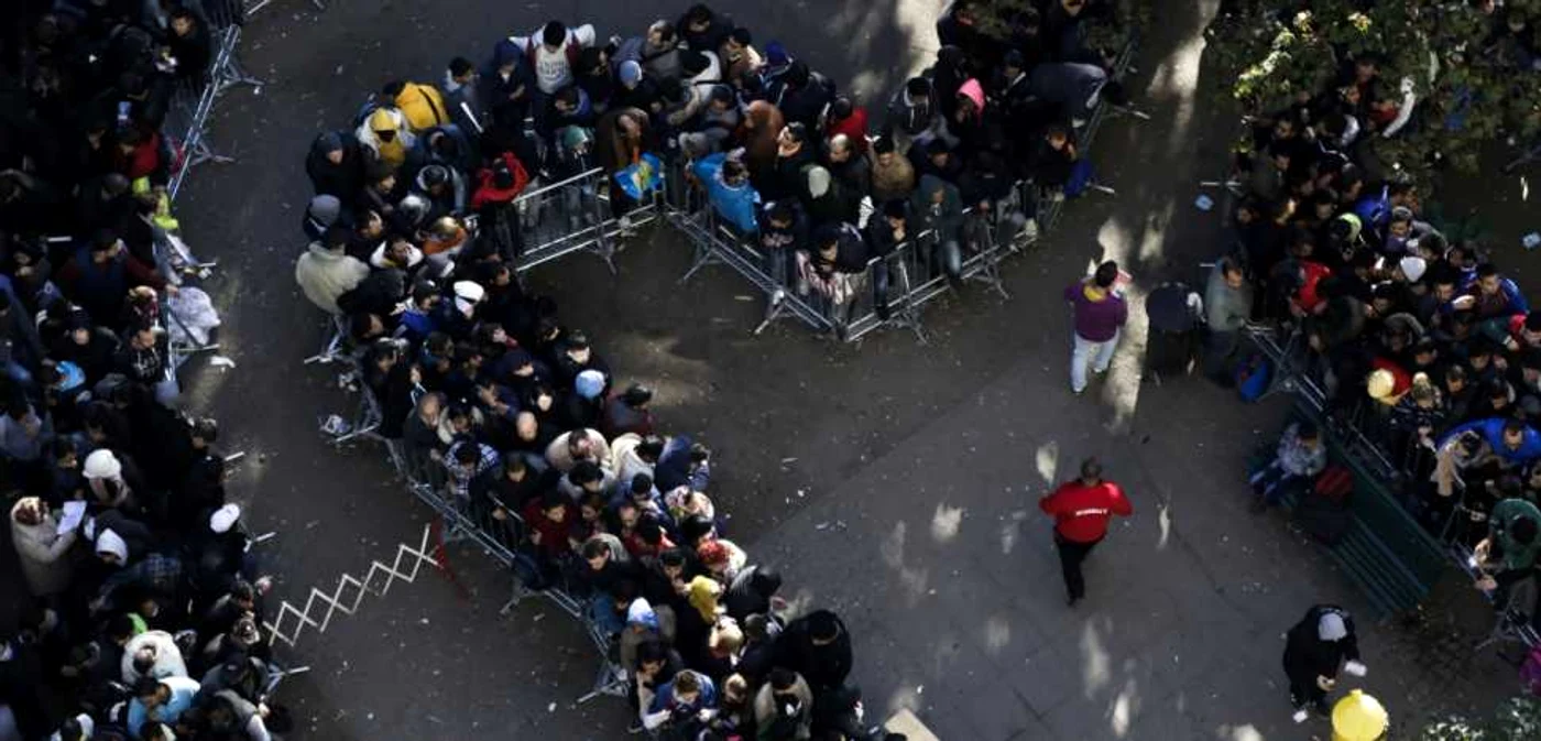 Mii de imigranţi aşteaptă la un centru de înregistrare din Berlin pentru a fi luaţi în evidenţă FOTO AP