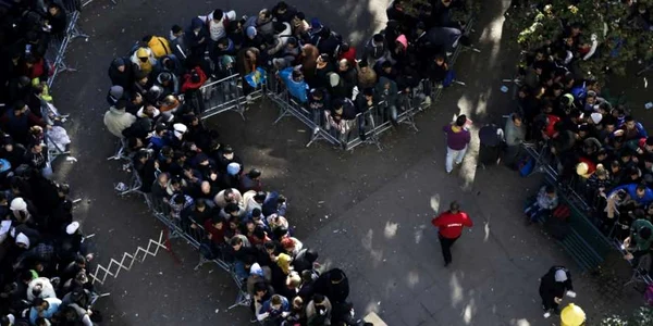 Mii de imigranţi aşteaptă la un centru de înregistrare din Berlin pentru a fi luaţi în evidenţă FOTO AP