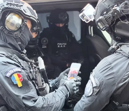 Un bărbat s-a trezit cu mascații peste el după ce a amenințat cu moartea, pe Facebook, o femeie. „Poliţia Română, dormiţi pe voi”