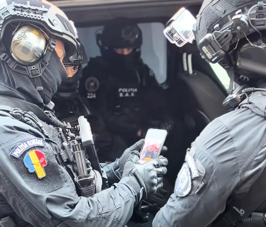 Mascații urmăresc imaginile video cu amenințări