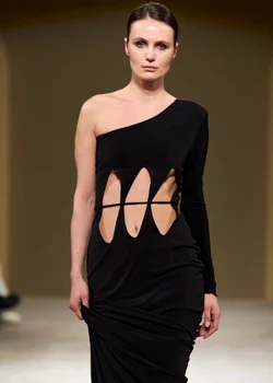 Însoțitoarele de zbor au defilat la concurență cu manechinele profesioniste la Bucharest Fashion Week foto: Click!