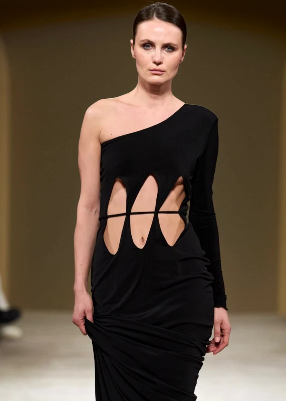 Însoțitoarele de zbor au defilat la concurență cu manechinele profesioniste la Bucharest Fashion Week foto: Click!