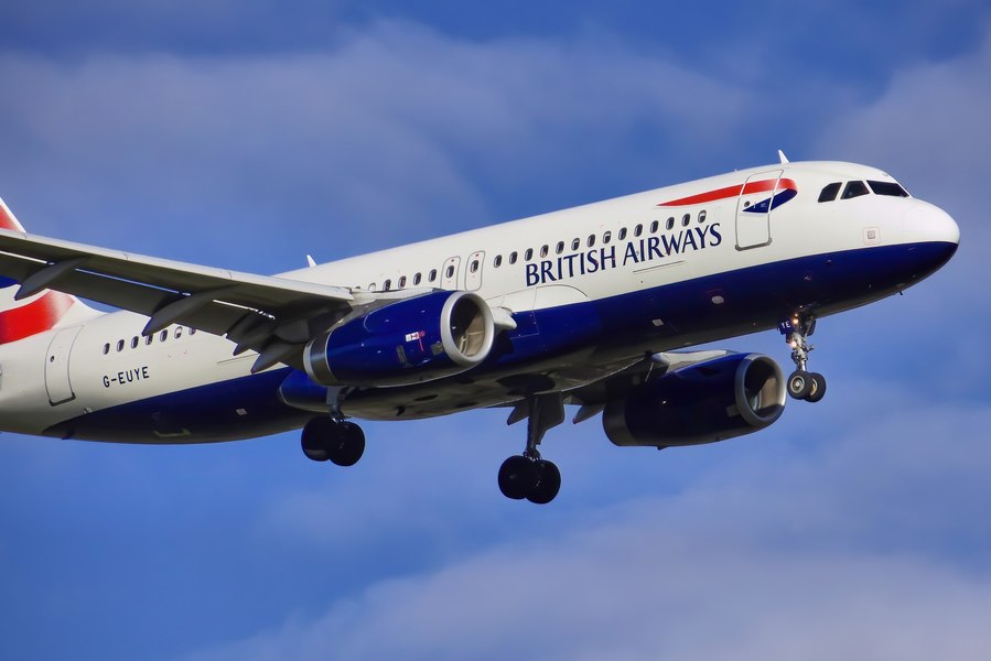 Însoțitor de zbor de la British Airways, găsit dansând complet dezbrăcat în toaletă în timpul serviciului