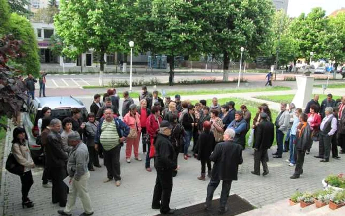 Disponibilizaţii au protestat şi săptămâna trecută în faţa Prefecturii Vâlcea. Foto arhivă Adevărul