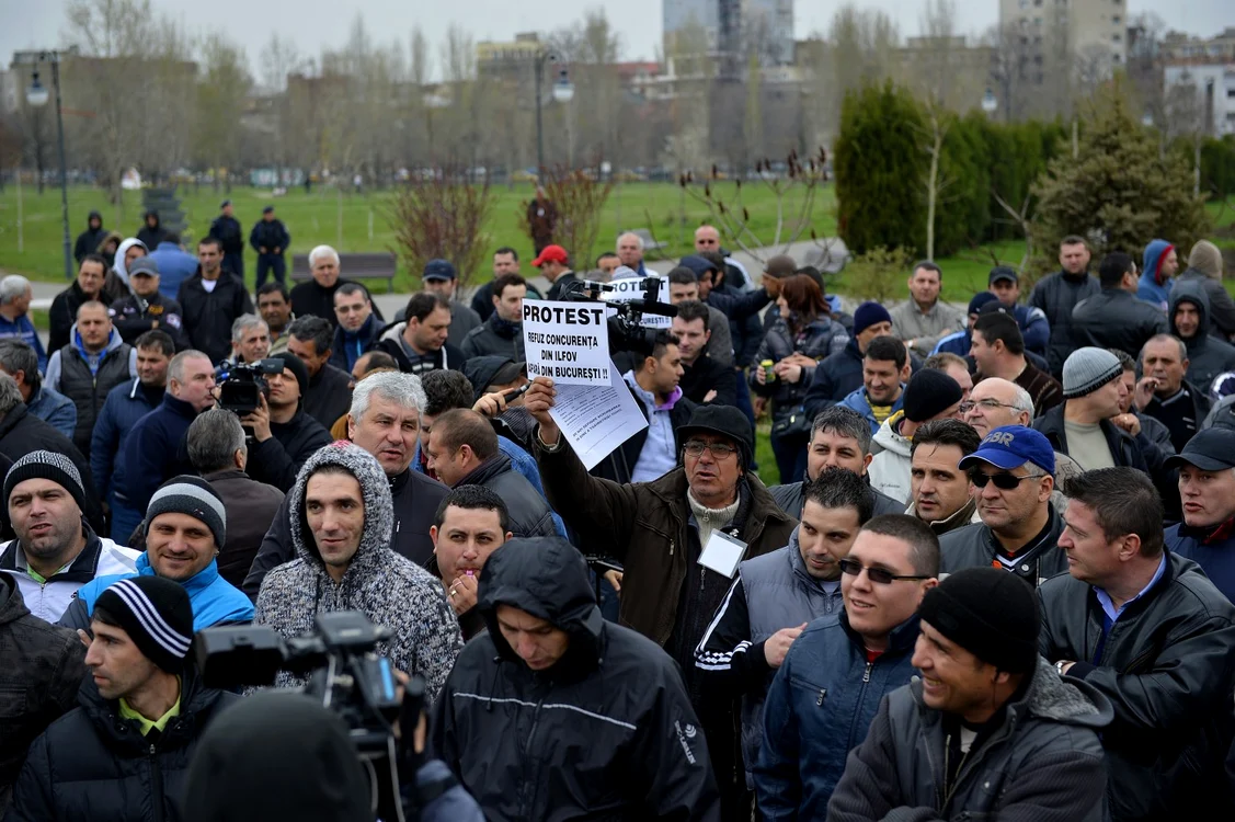 Sute de taximetrişti au protestat în Parcul Izvor FOTO Mediafax