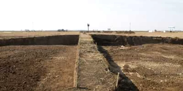 Arheologii au delimitat zona şi urmează să continue săpăturile Foto: Alex Policală