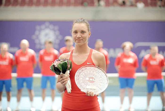 Ţig, cu trofeul  acordat finalistei  de la Baku