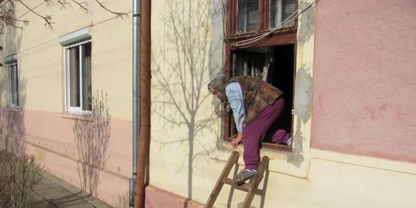 Aglaia Dimistrian iese din casă Foto