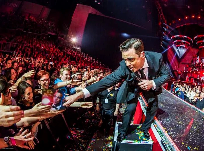 Robbie Williams i-a rupt mâna unei admiratoareSursă foto:Facebook