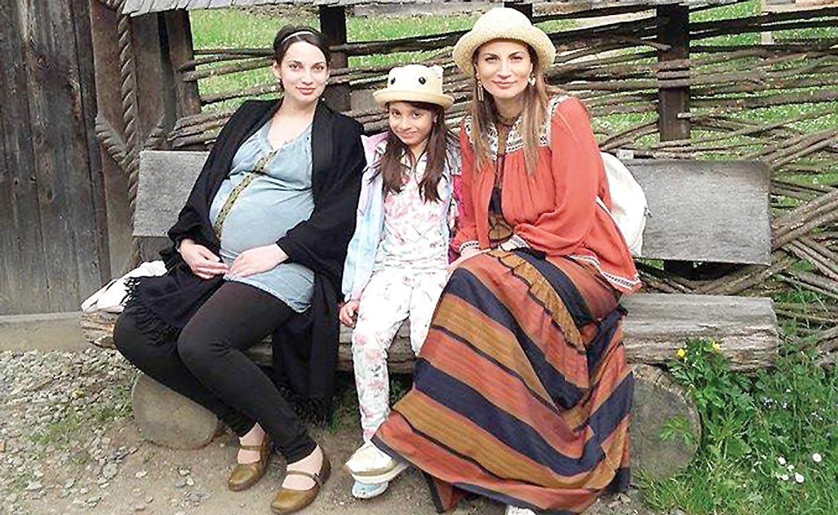 
    Ioana Ginghină (dreapta), alături  de fiica ei și de sora însărcinată  