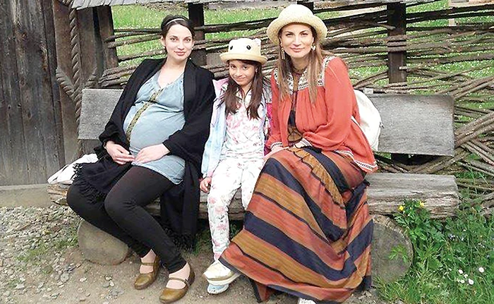 
    Ioana Ginghină (dreapta), alături  de fiica ei și de sora însărcinată  