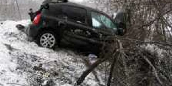 Autoturismul Renault, cu elevi de la Colegiul Energetic, implicat în accidentul de la Costeşti