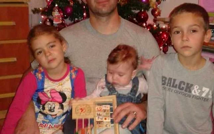 Ioan Sporea alături de cei trei copii. FOTOArhivă Personală