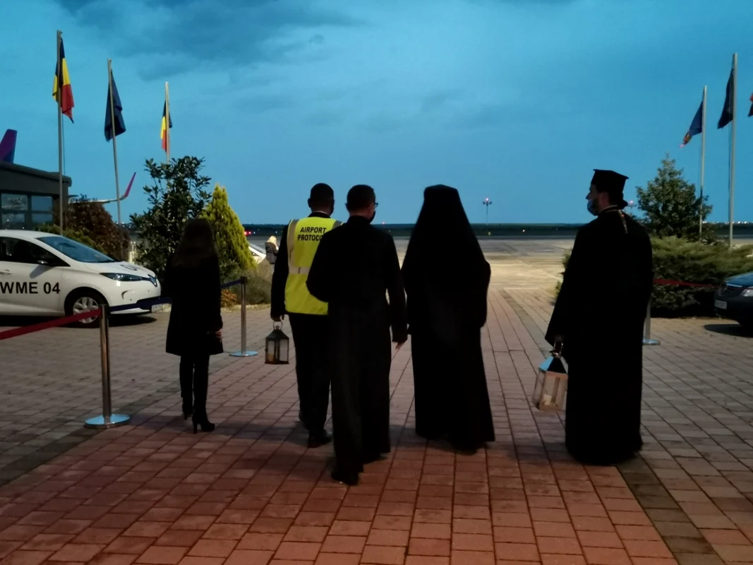 Lumina Sfântă de la Ierusalim a ajuns pe Aeroportul Timişoara FOTO Ş.Both