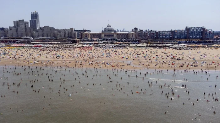 Canicula - plaja in Olanda FOTO AFP