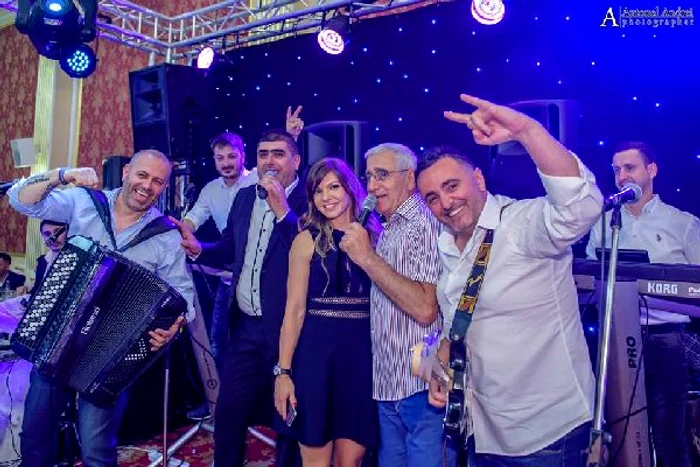 
    Simona Halep, alaturi de componentii formatiei PinduFoto: Facebook  