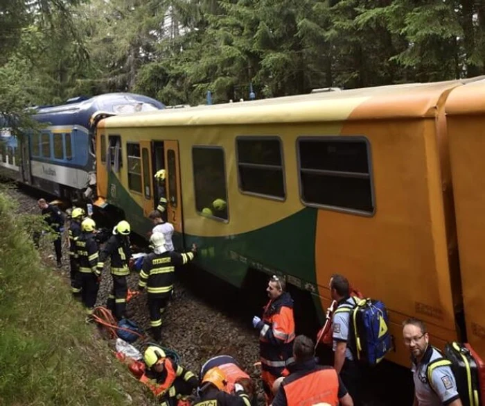 Două trenuri au impactat în Cehia. Bilanțul este unul tragic: cel puţin 3 morţi şi 24 de răniţi