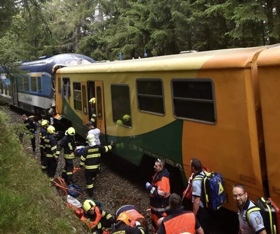 
    Două trenuri au impactat în Cehia. Bilanțul este unul tragic: cel puţin 3 morţi şi 24 de răniţi   