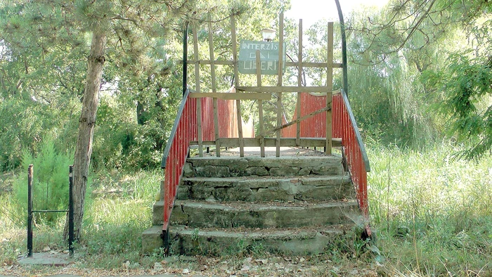 Fostele grajduri şi locuri de promenadă sunt în ruină
