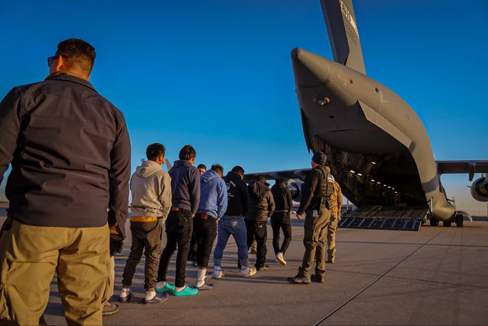 Imagini cu migranți încolonați pentru deportare cu avioane militare FOTO: X