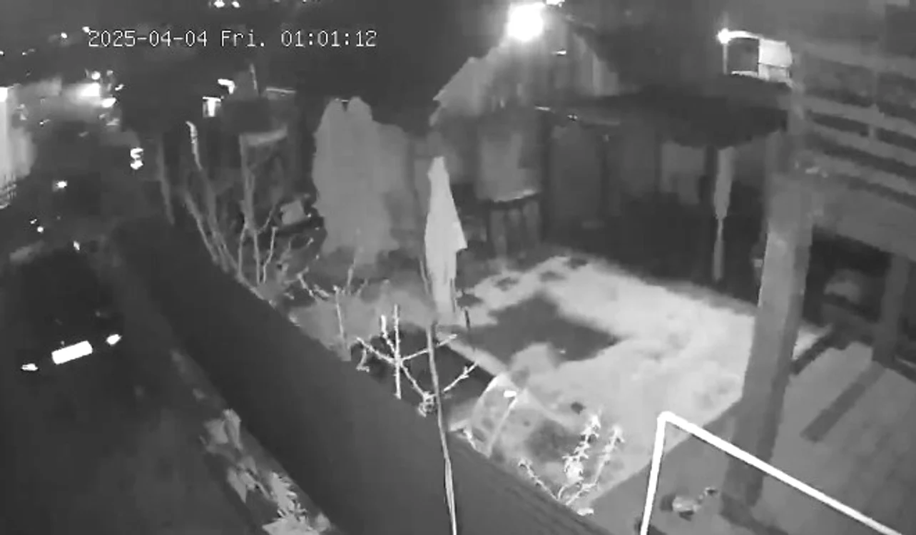 Un TIR a rupt un stâlp de electricitate și o țeavă de gaz. FOTO: Captură video