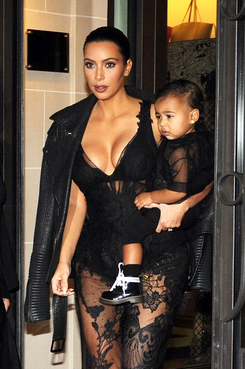 North West a ştiut să poarte ca un fotomodel profesionist o rochie transparentă de searăFoto Wenn