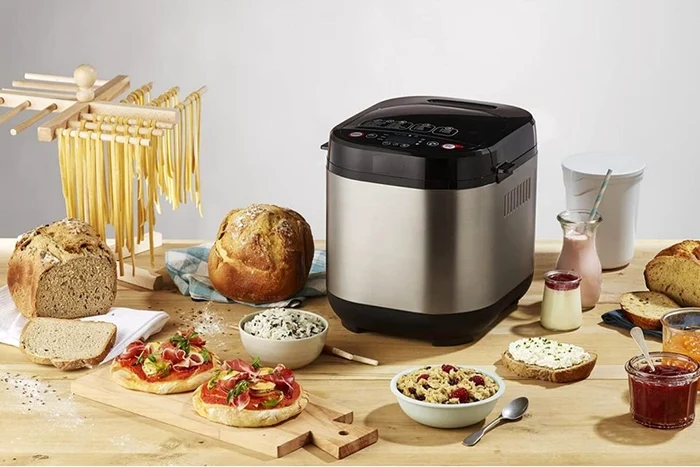 O mașină de pâine multifuncțională înconjurată de produsele pe care le poate prepara Foto ParisMatch