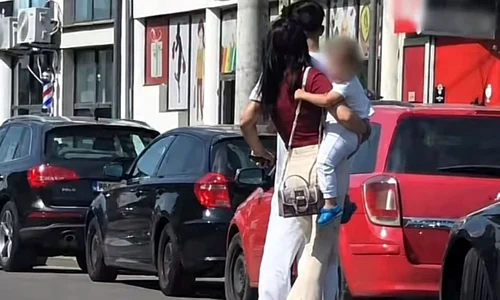 2 adulți si un copil pe trotinetă  jpg