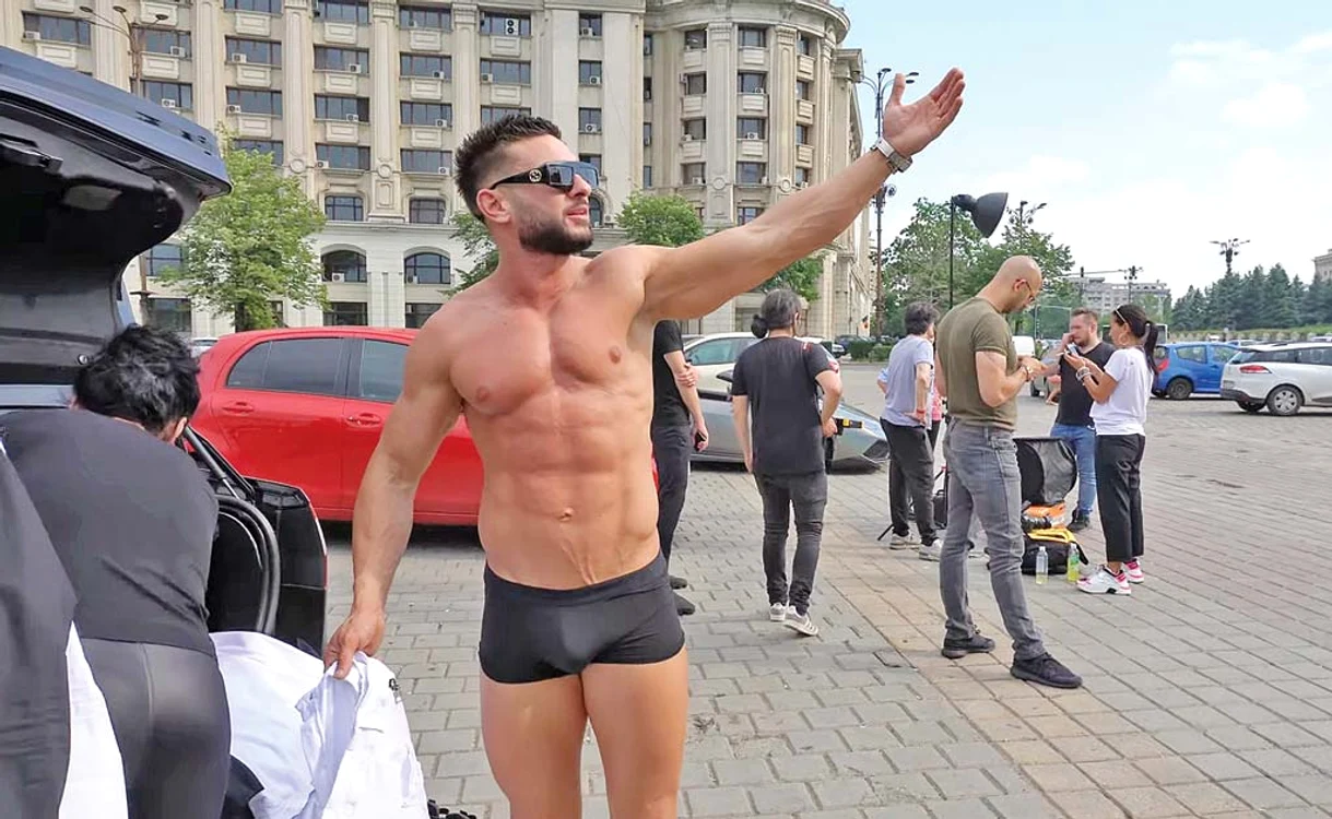 
    Dorian Popa e plin de mușchi  