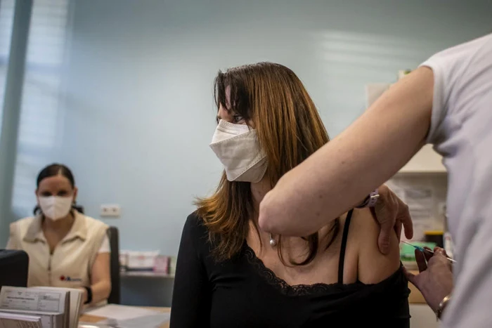 277 de persoane au primit a doua doză de vaccin FOTO: EPA EFE