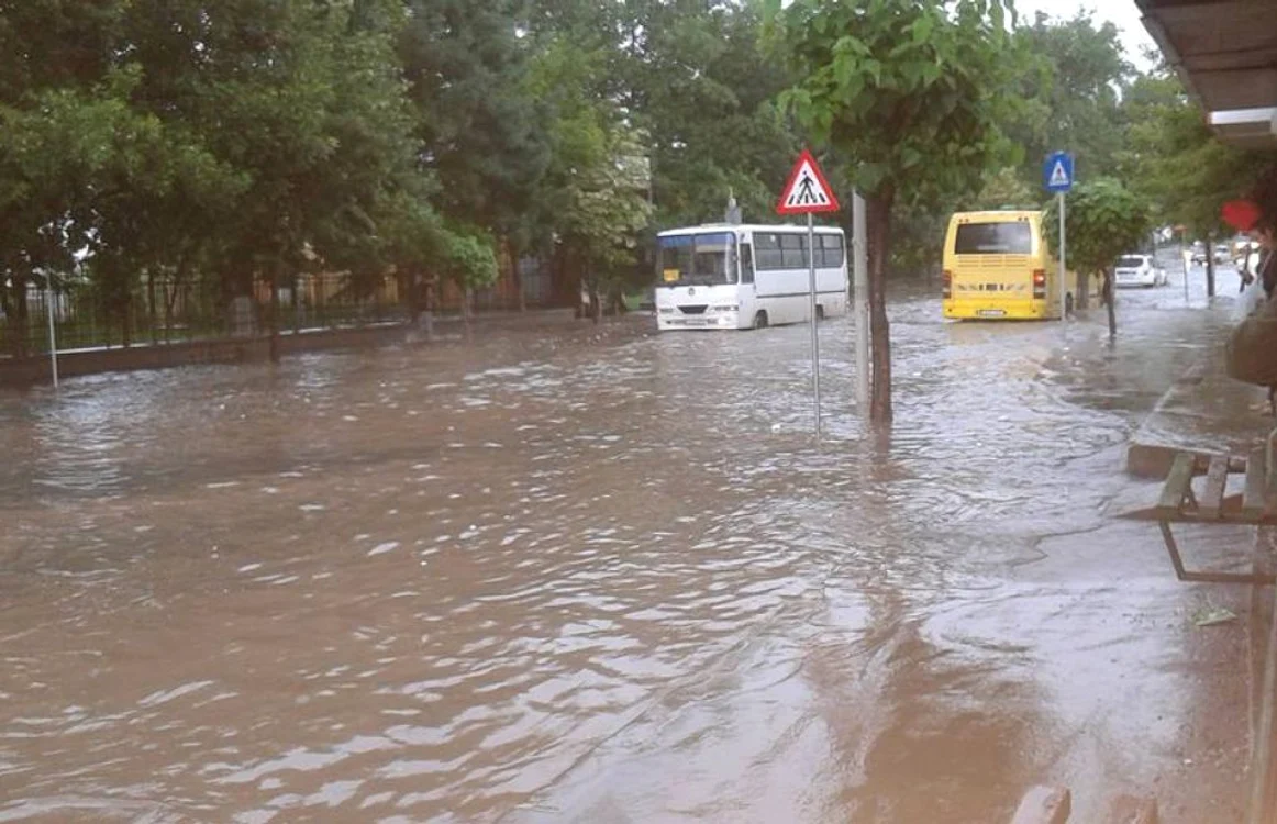 2000 de pompieri au intervenit pentru înlăturarea efectelor generate de fenomenele meteo