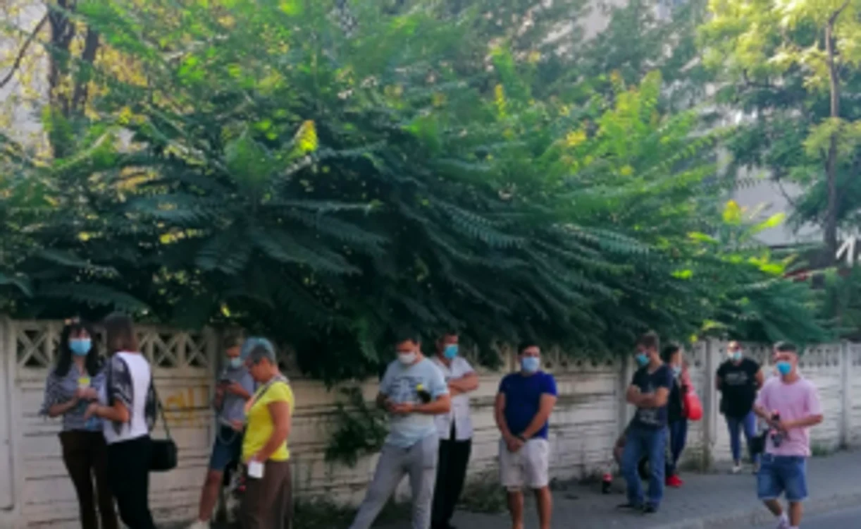 Coada de la Centrul de Transfuzii Sanguine Iaşi    Foto ziaruldeiasi.ro