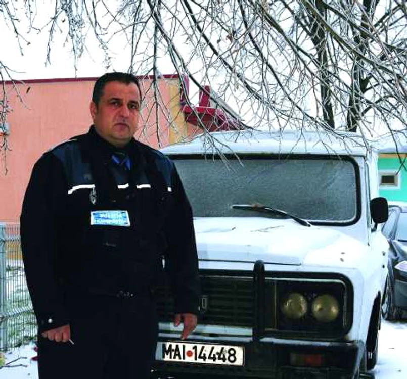 Bucureşti: Viorel Spînu, alături de maşina cu care a salvat 40 de oameni