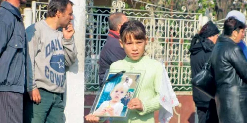 Fotografia Andrei a fost purtată pe braţe de colegii de joacă  ai micuţei  