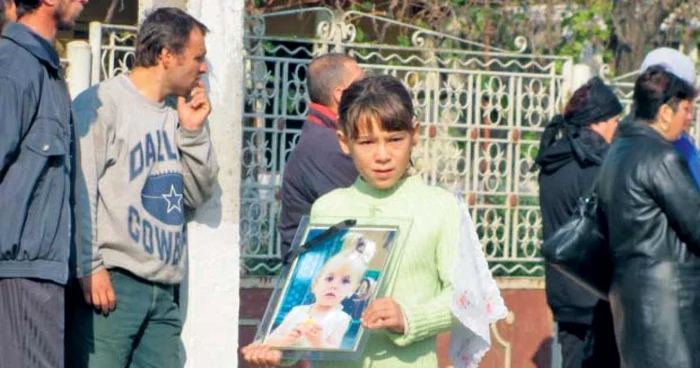 Fotografia Andrei a fost purtată pe braţe de colegii de joacă ai micuţei