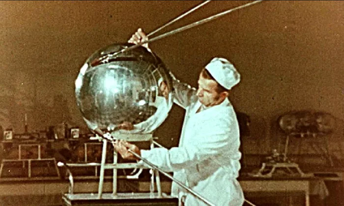 Calendar 4 octombrie: 1957   Uniunea Sovietică a lansat pe orbită primul satelit artificial al Pământului, Sputnik 1 jpeg