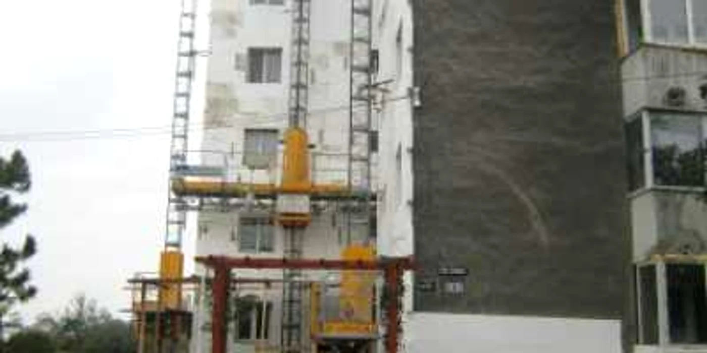 Slatina: Reabilitarea blocurilor a fost sistată după moartea unui muncitor