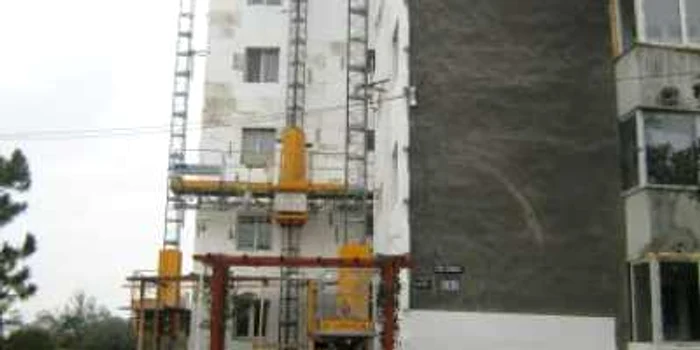 Slatina: Reabilitarea blocurilor a fost sistată după moartea unui muncitor