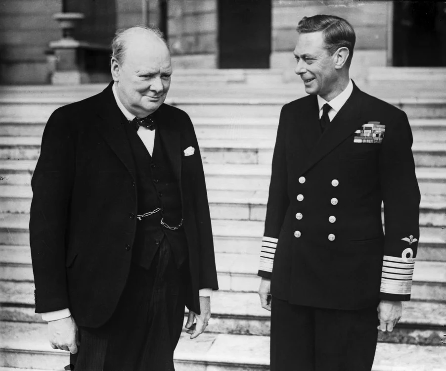 Winston Churchill și regele George al VI-lea, fotografiați în 1942