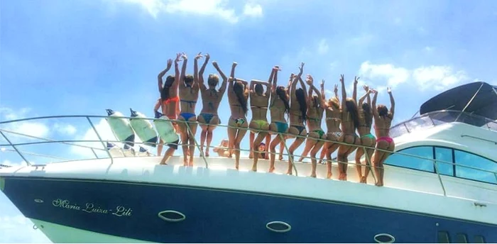 
    Cele nouă fete au petrecut la Oceanul Atlantic medalia câştigată în BraziliaFoto Click!  