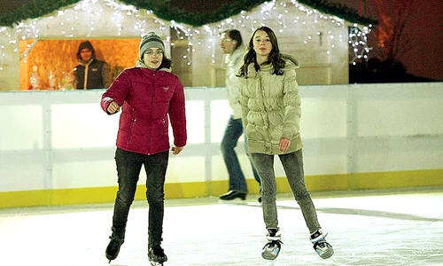 Patinoarul de pe  Promenada Mall  are 600 de metri pătraţi jpeg