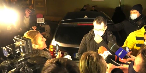 Diana Șoșoacă și-a făcut apariția în curtea Institutului "Marius Nasta" și a cerut demisia lui Vlad VoiculescuSursă foto: Captură video