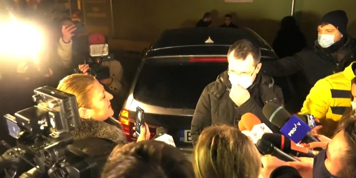 
    Diana Șoșoacă și-a făcut apariția în curtea Institutului "Marius Nasta" și a cerut demisia lui Vlad VoiculescuSursă foto: Captură video   