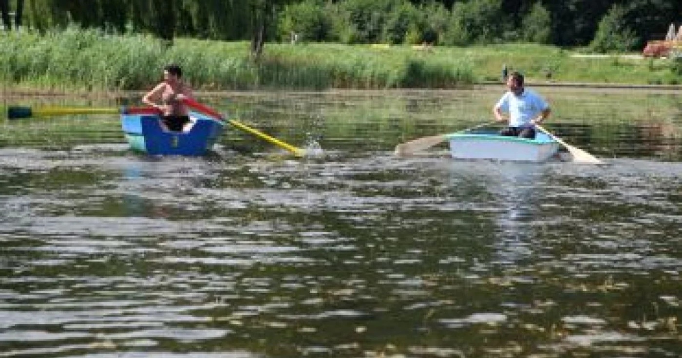 Braşov: Plimbări cu barca printre alge, pe lacul din Noua