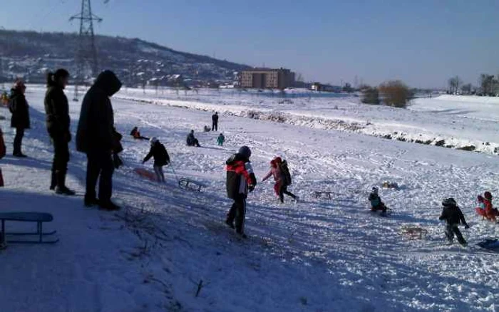 Părinţii îi supraveghează pe cei mici