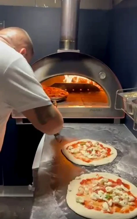 Adrian Drob și-a deschis în Anglia propria pizzerie într-o rulotă. Foto: Anunțul UK